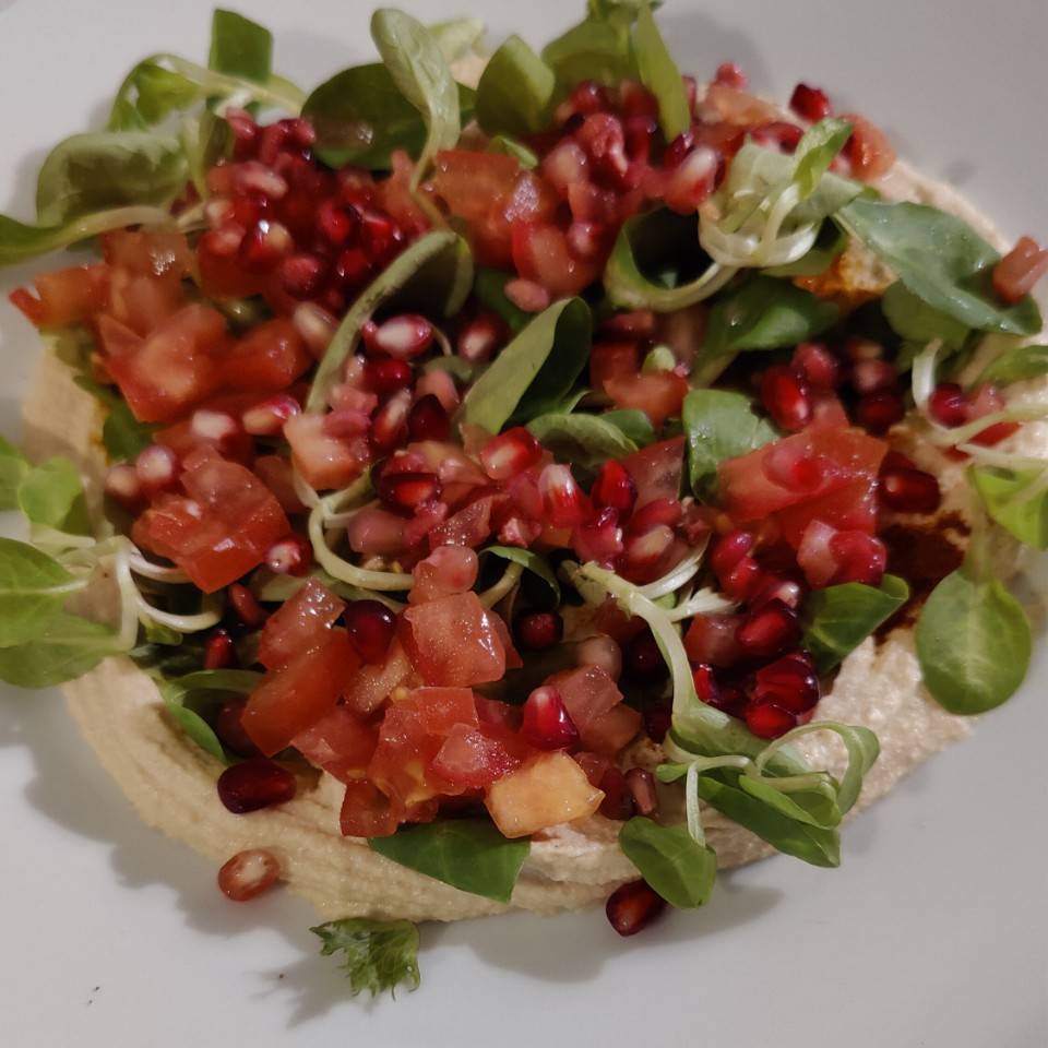 Ensalada de Canónigos con humus y granada Ensalada de Canónigos con humus y granada