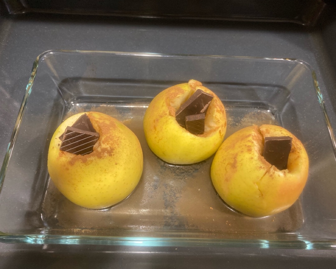 Manzanas asadas con frutos secos y chocolate Manzanas asadas con frutos secos y chocolate
