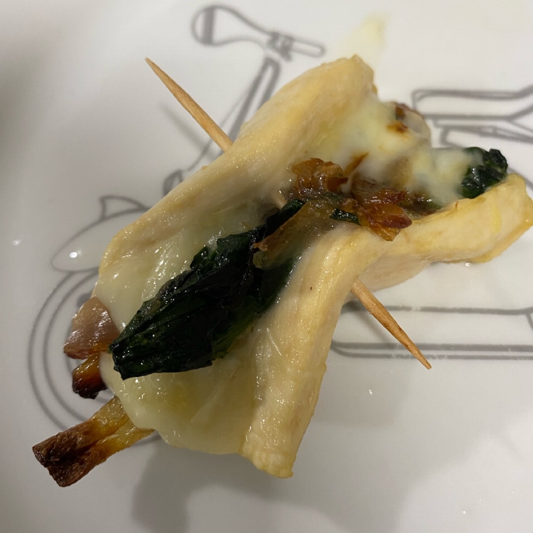 Pollo relleno de espinacas, queso y cebolla Pollo relleno de espinacas, queso y cebolla