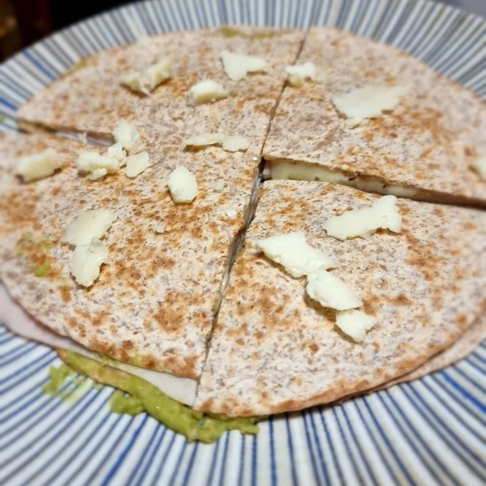 Quesadilla de pavo, queso y guacamole.