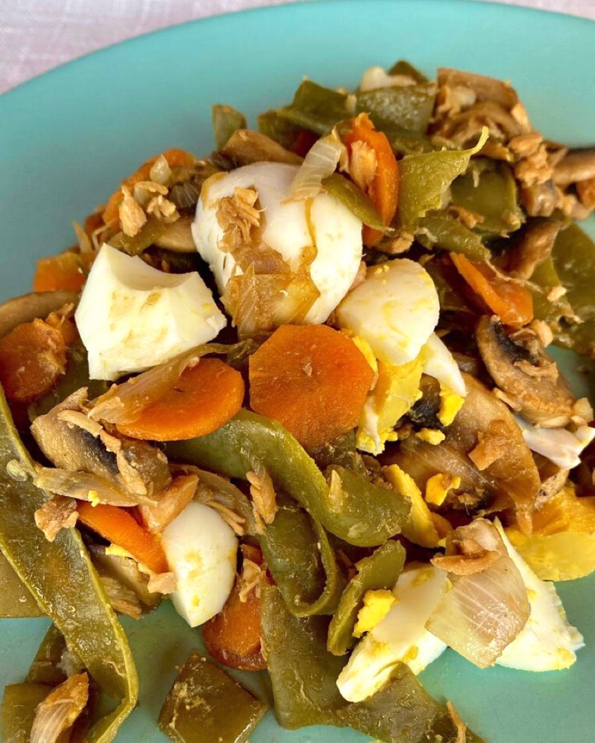 Judías con salmón y verduras en salsa de soja Judías con salmón y verduras en salsa de soja