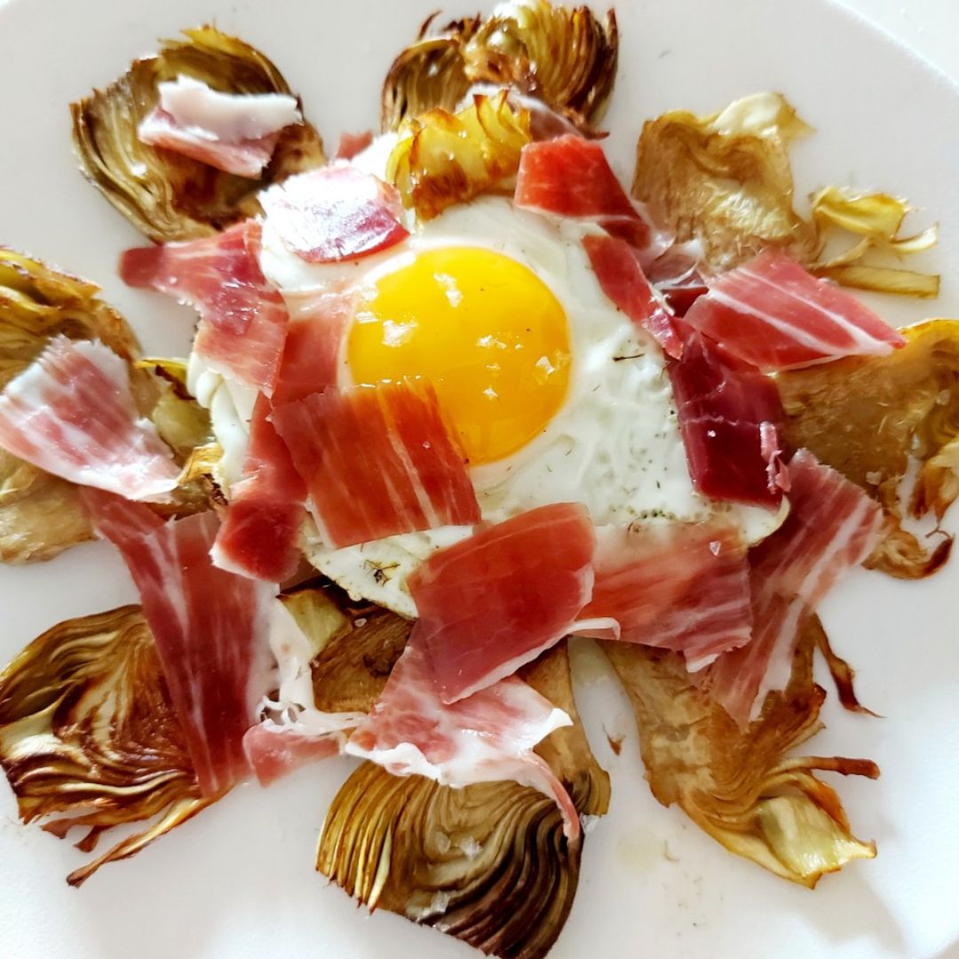 Chips de alcachofas con huevo y jamón serrano Chips de alcachofas con huevo y jamón serrano