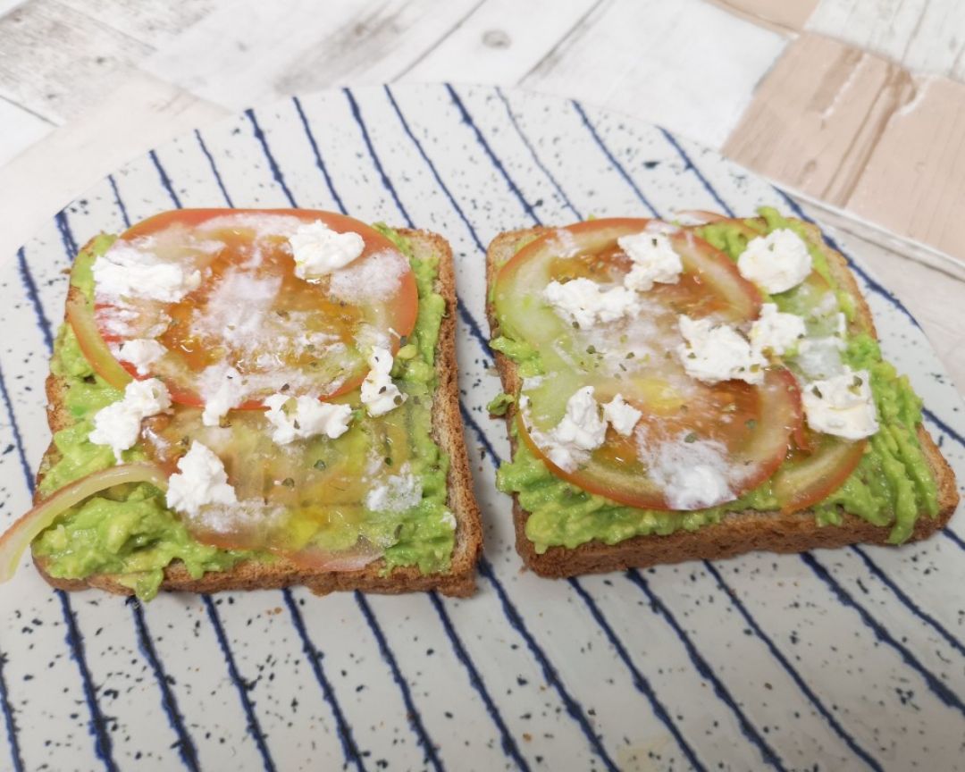 Tostadas de aguacate, tomate y queso