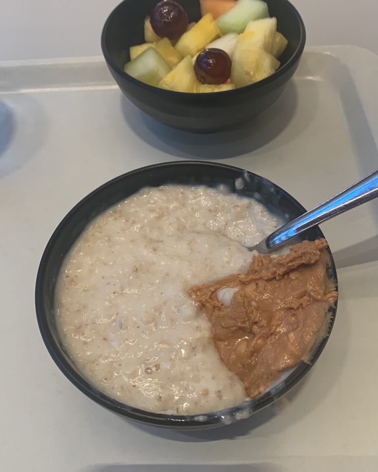 Porridge de bebida de avena con mantequilla de cacahuete y fruta Porridge de bebida de avena con mantequilla de cacahuete y fruta
