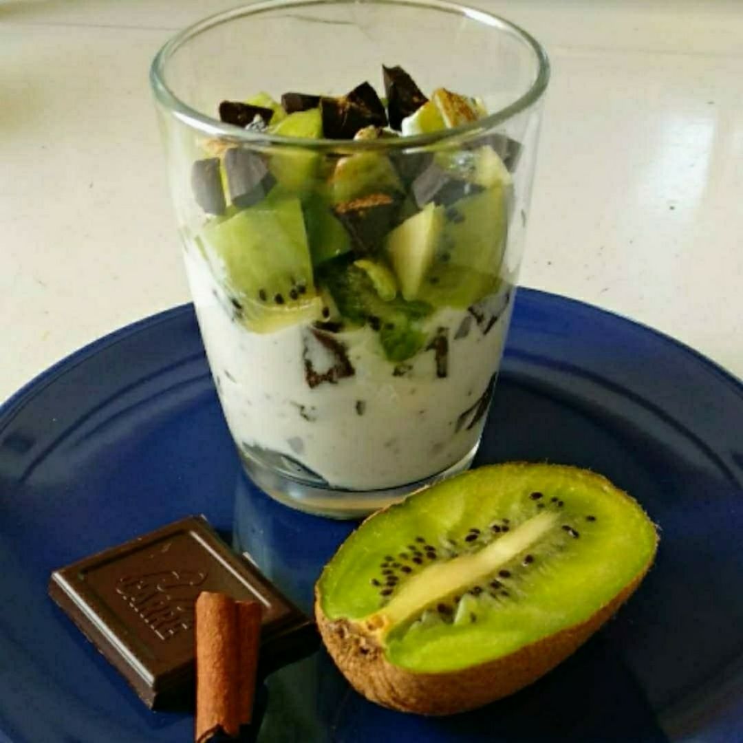 Yogur griego con kiwi, chocolate y canela.