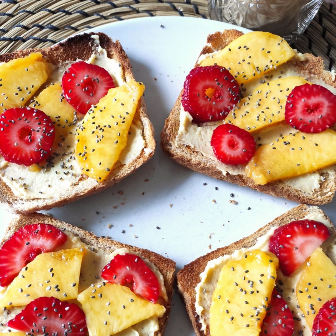 Tostadas de hummus con fresas y nectarina