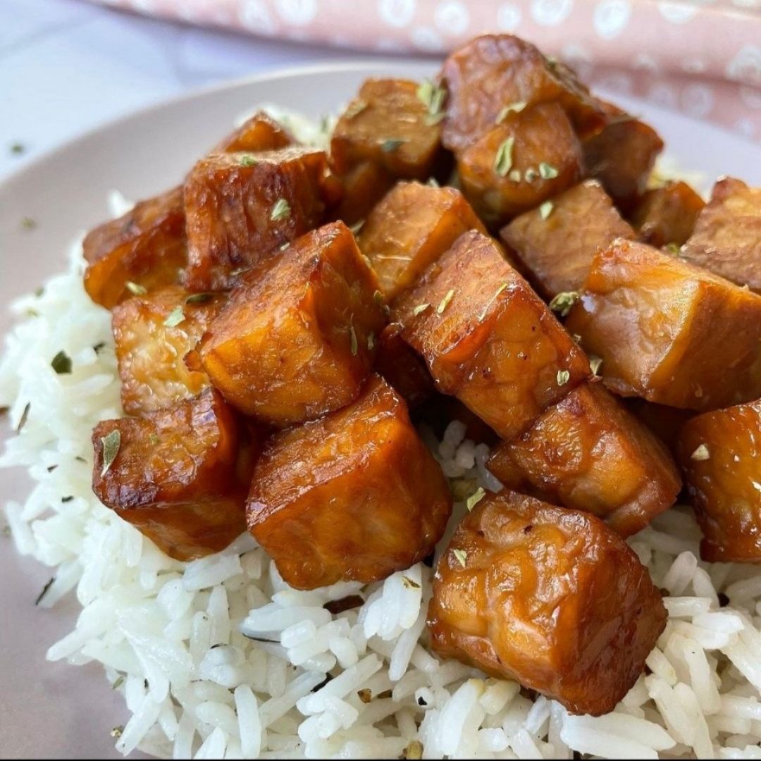 Tempeh glaseado con basmati especiado Tempeh glaseado con basmati especiado