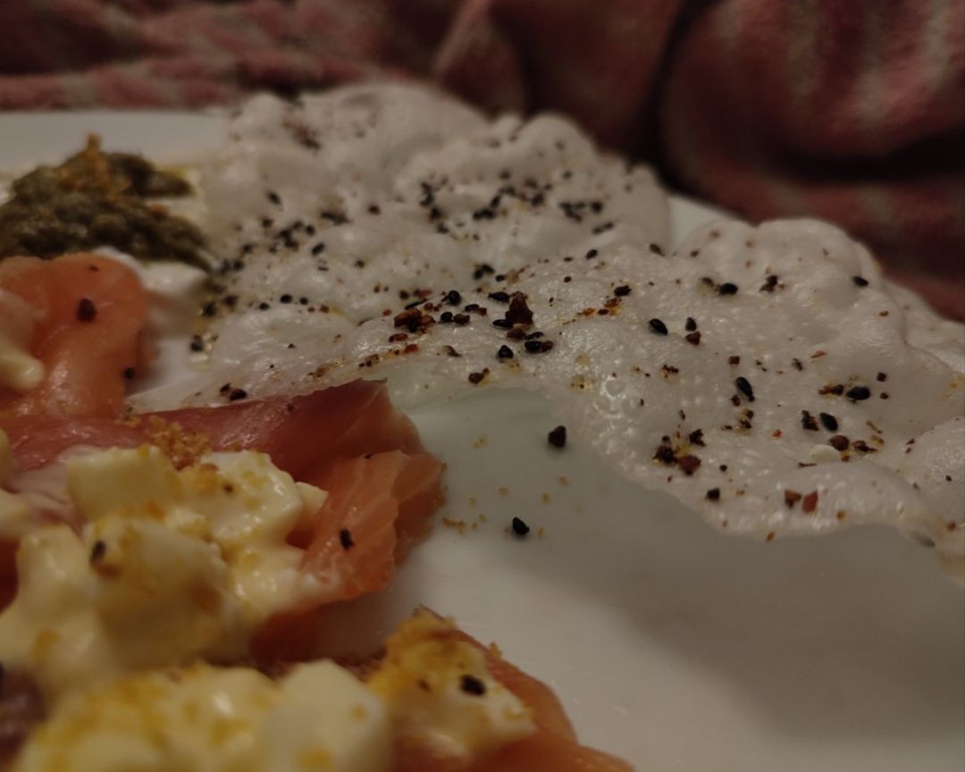 Crujiente de arroz y salmón ahumado con fitnesa con taquitos de clara de huevo cocida. Paso 1 Crujiente de arroz y salmón ahumado con fitnesa con taquitos de clara de huevo cocida. Paso 1