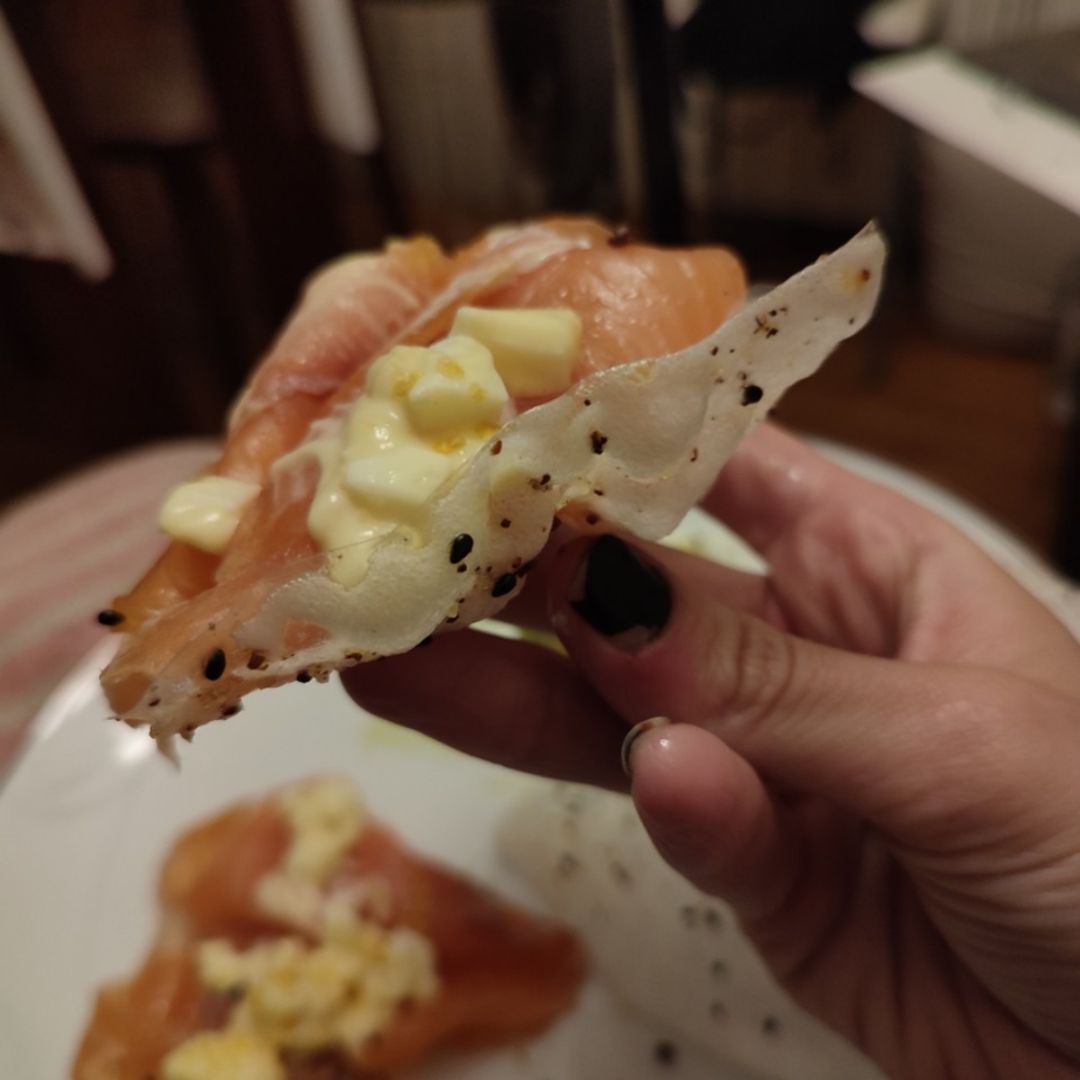Crujiente de arroz y salmón ahumado con fitnesa con taquitos de clara de huevo cocida. Paso 2 Crujiente de arroz y salmón ahumado con fitnesa con taquitos de clara de huevo cocida. Paso 2
