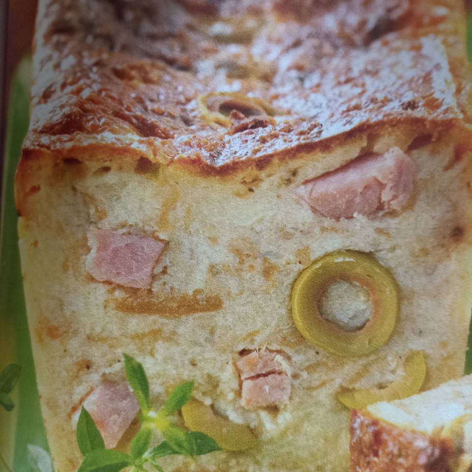 Pastel salado con jamón y aceitunas Pastel salado con jamón y aceitunas