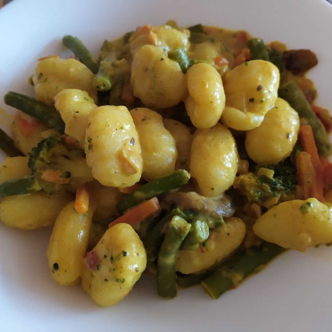 Gnocchis con verduras, curry y leche evaporada Gnocchis con verduras, curry y leche evaporada
