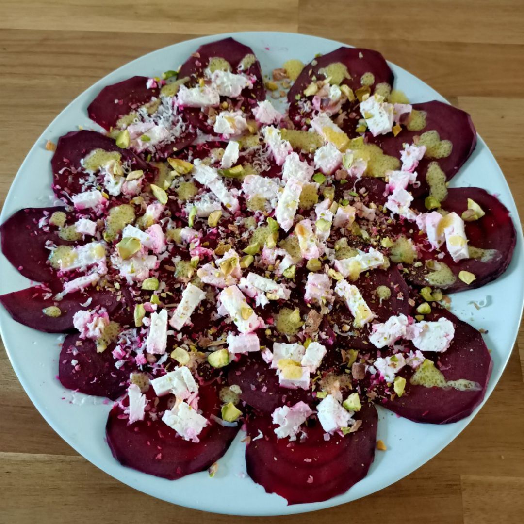 Remolacha con feta, pistachos y aliño de mostaza Remolacha con feta, pistachos y aliño de mostaza