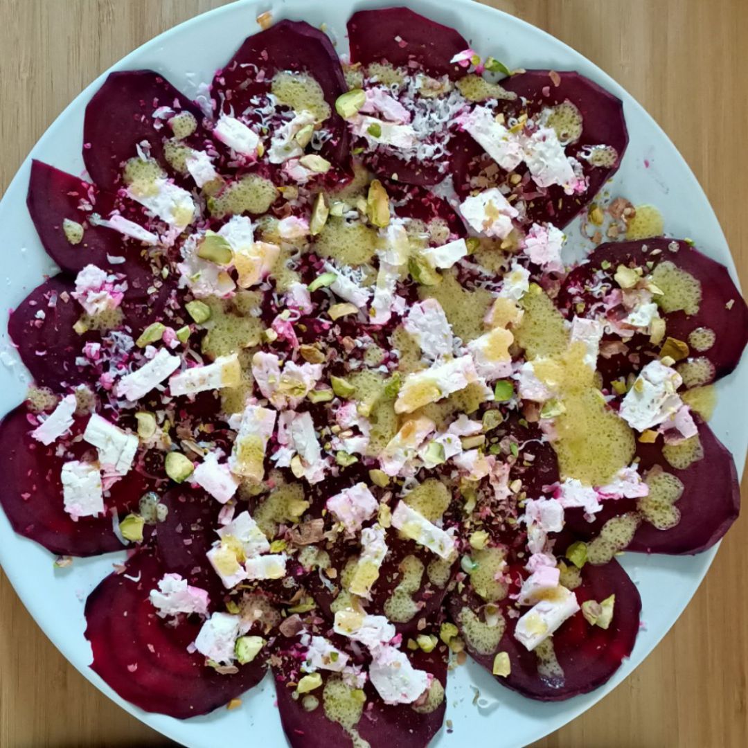 Remolacha con feta, pistachos y aliño de mostaza Paso 3 Remolacha con feta, pistachos y aliño de mostaza Paso 3