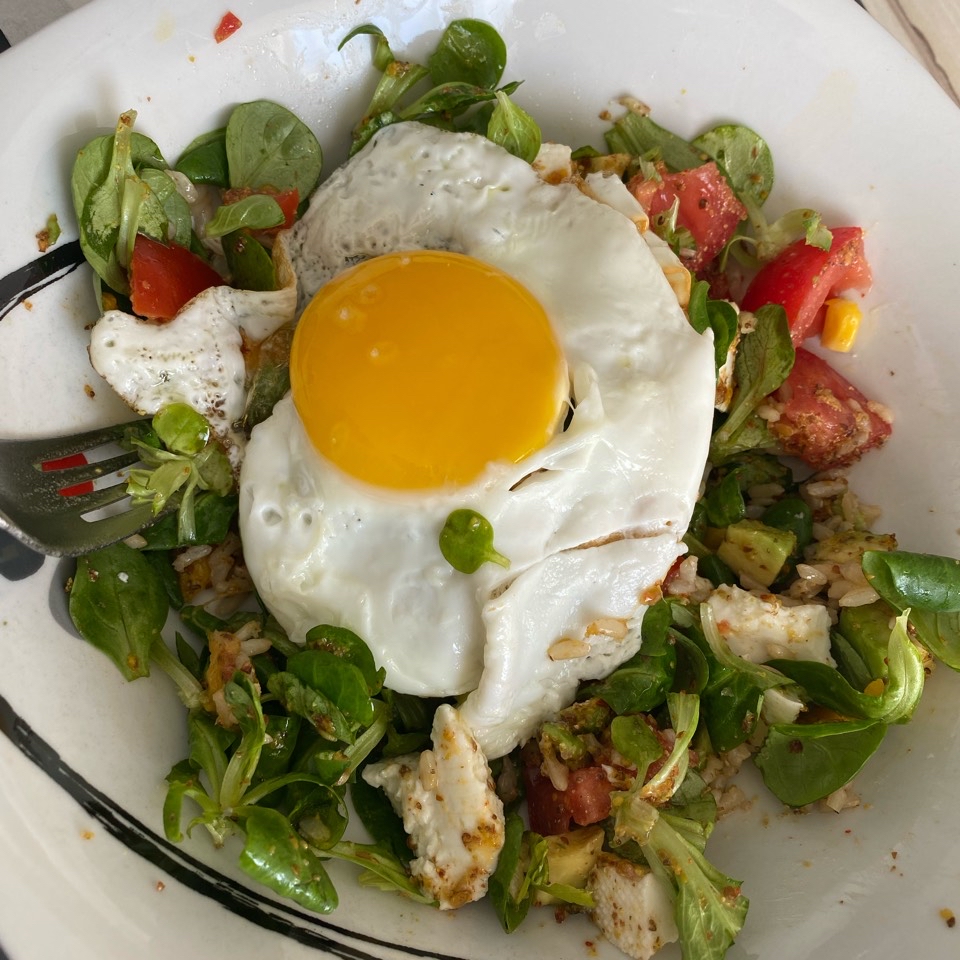 Ensalada de canónigos, huevo y mango Ensalada de canónigos, huevo y mango