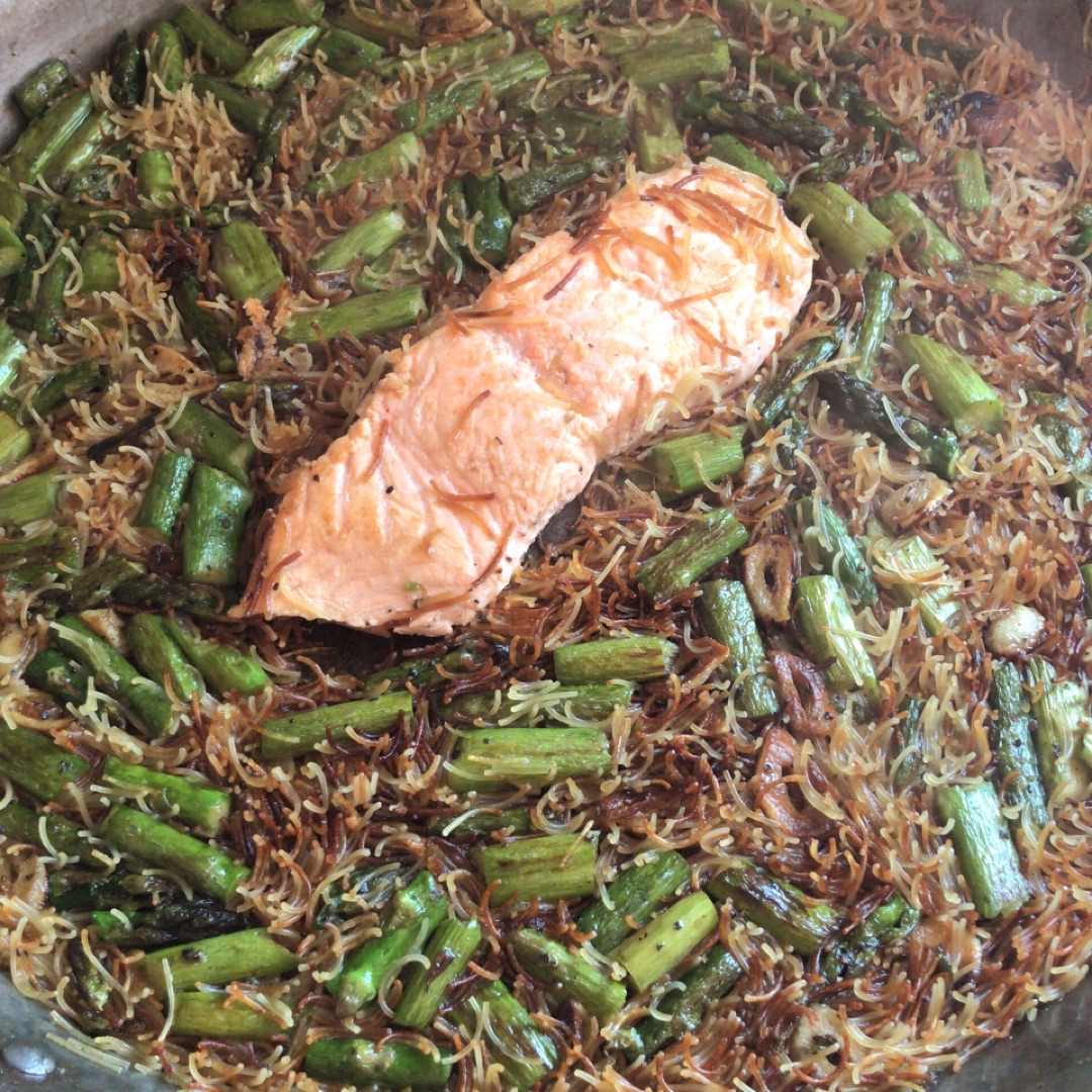 Fideuá de salmón y espárragos Fideuá de salmón y espárragos