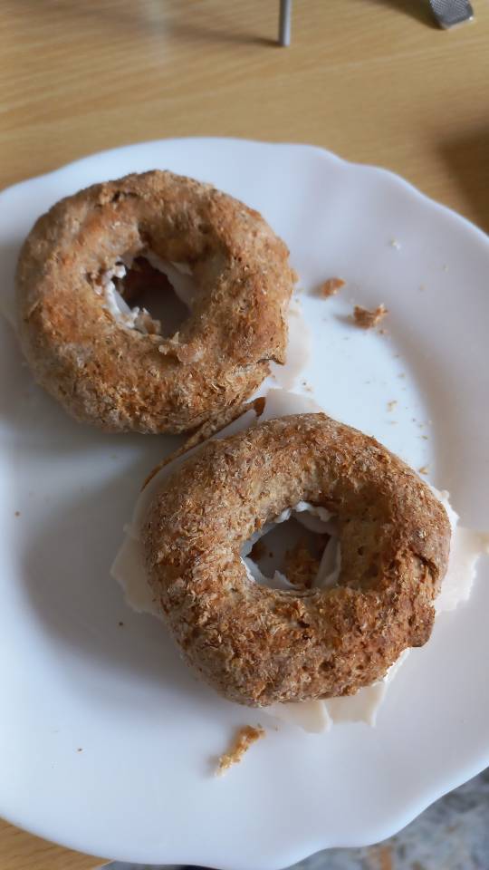 Bagels con queso y pavo