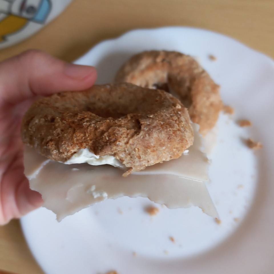 Bagels con queso y pavo