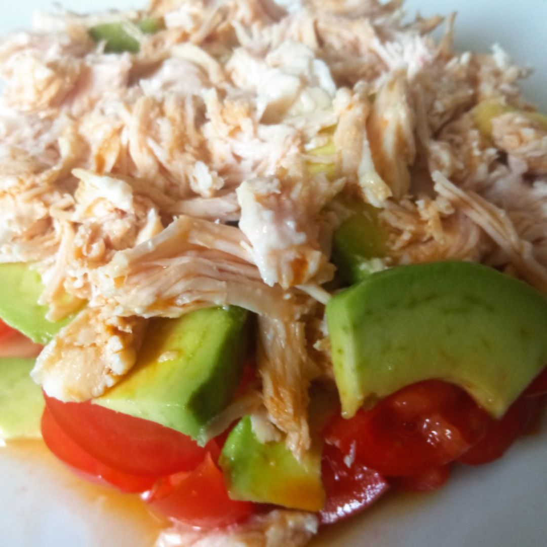 Ensalada de tomate, aguacate y pollo