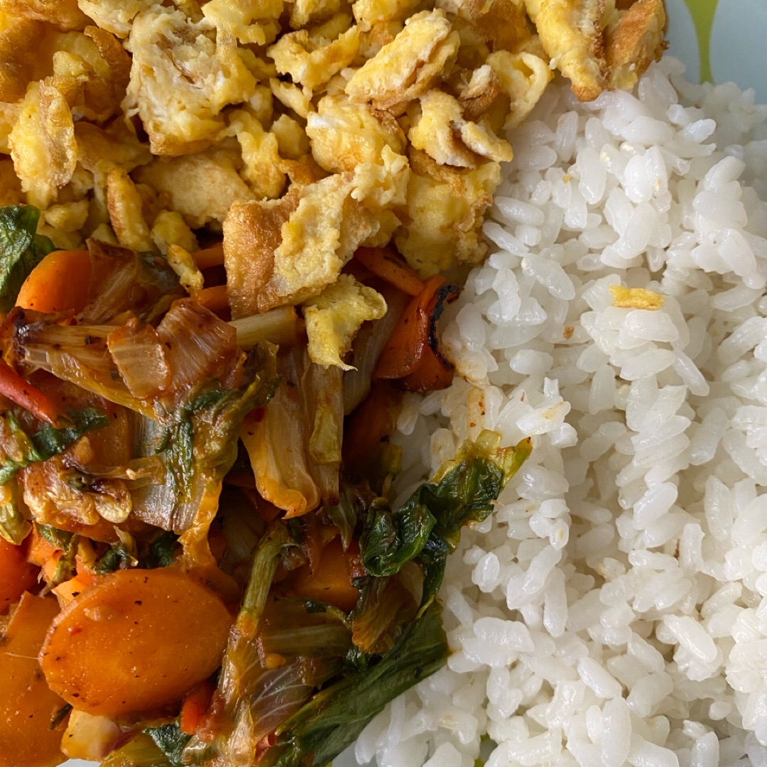 Arroz con huevo y verduras con Kimuchi