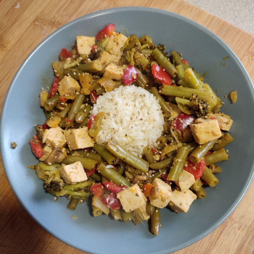 Verduras con arroz y tofu marinado en salsa de soja y naranja