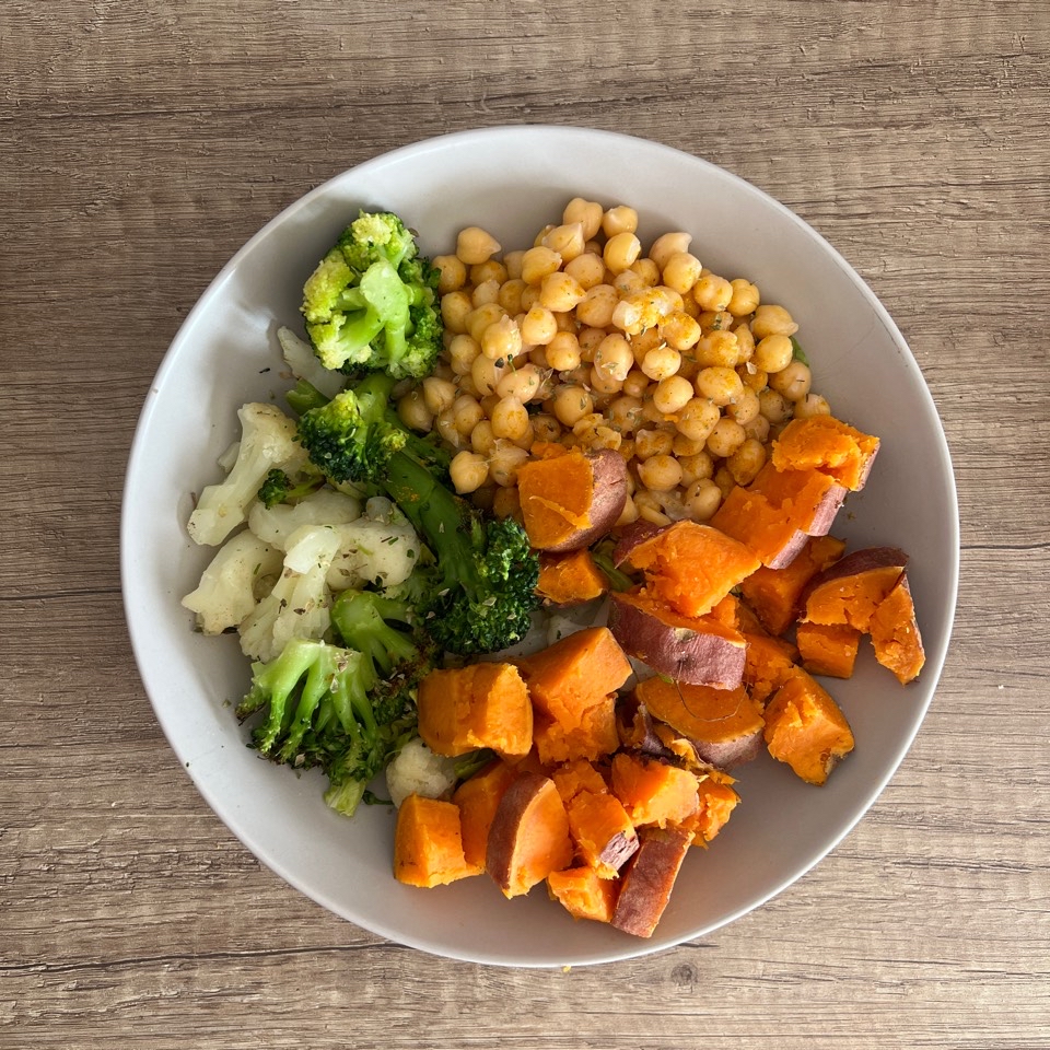 Ensalada de garbanzos con boniato y verduras 
