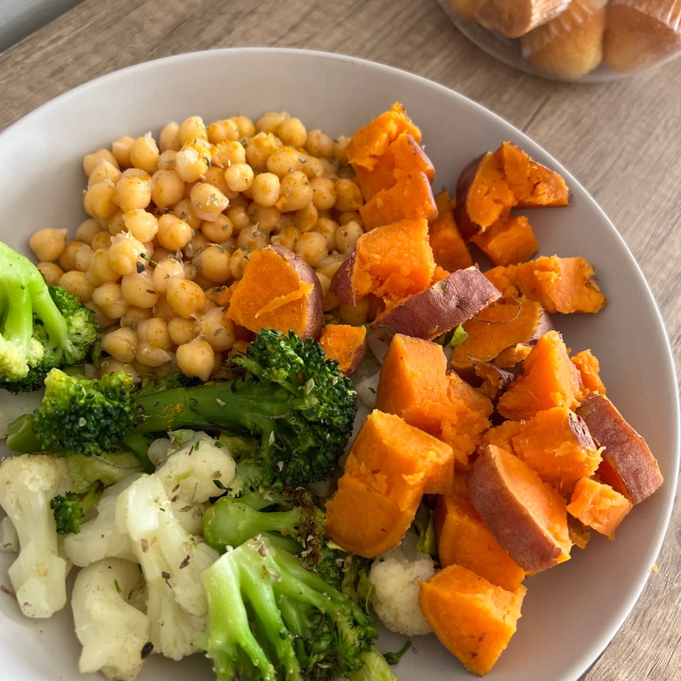 Ensalada de garbanzos con boniato y verduras 