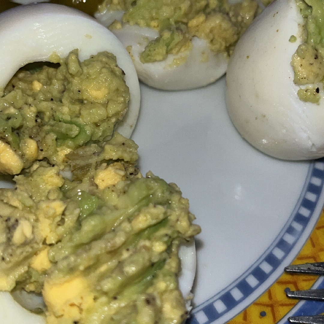 huevos rellenos de aguacate huevos rellenos de aguacate