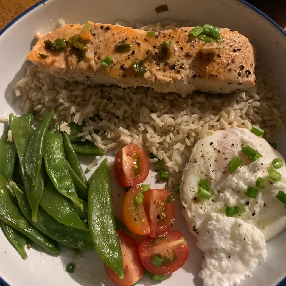 Grilled salmon with brown rice and poached egg