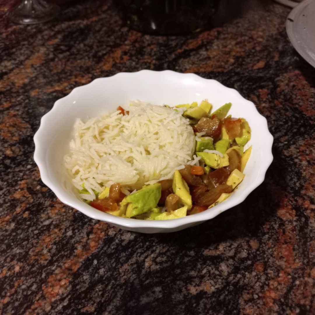 Arroz basmati con aguacate y tomate Arroz basmati con aguacate y tomate