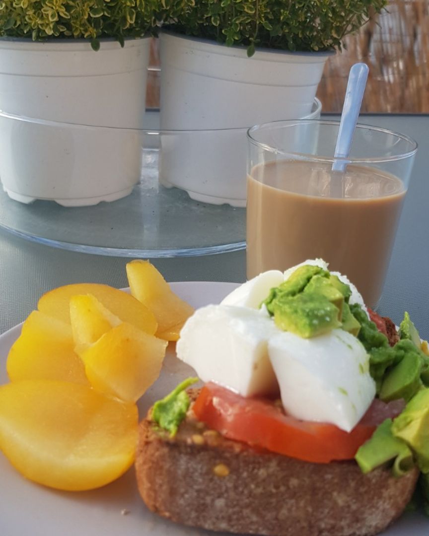 Tostadas de aguacate, tomate y queso fresco con café con leche y ciruela Tostadas de aguacate, tomate y queso fresco con café con leche y ciruela