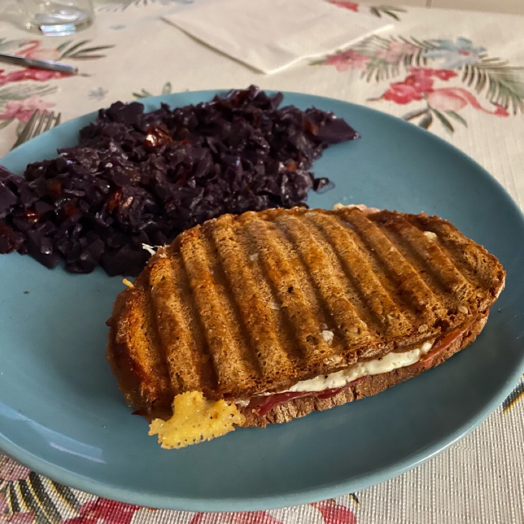Sándwich de tomate, jamón, queso y huevo a la plancha Sándwich de tomate, jamón, queso y huevo a la plancha
