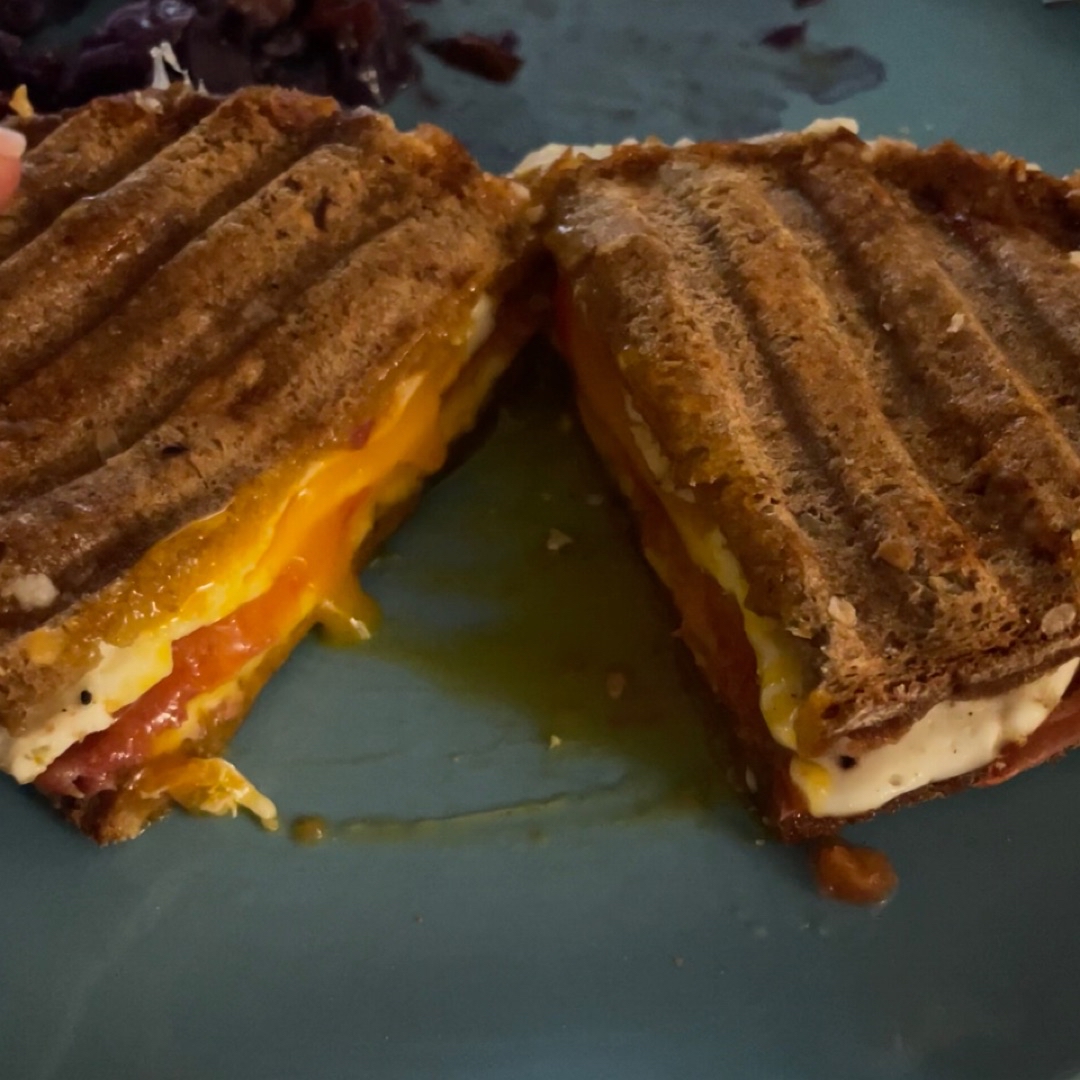 Sándwich de tomate, jamón, queso y huevo a la plancha Paso 2 Sándwich de tomate, jamón, queso y huevo a la plancha Paso 2