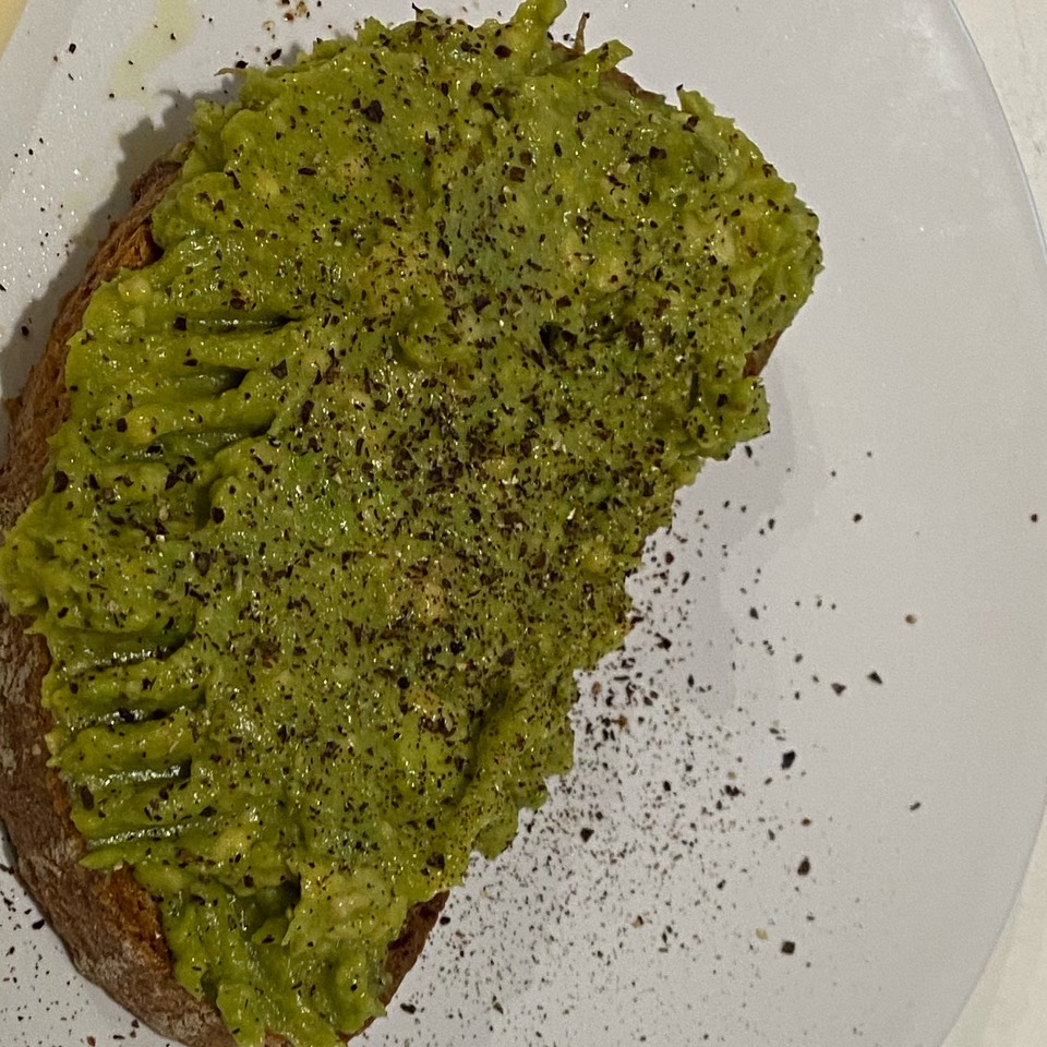 Tostada de trigo sarraceno con aguacate y aceite de oliva virgen extra Tostada de trigo sarraceno con aguacate y aceite de oliva virgen extra