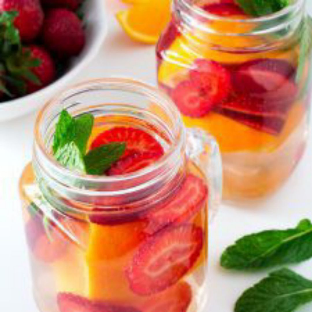 Agua detox de fresa, naranja y menta Agua detox de fresa, naranja y menta
