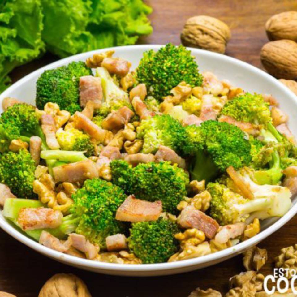 Brócoli salteado con frutos secos y panceta Brócoli salteado con frutos secos y panceta