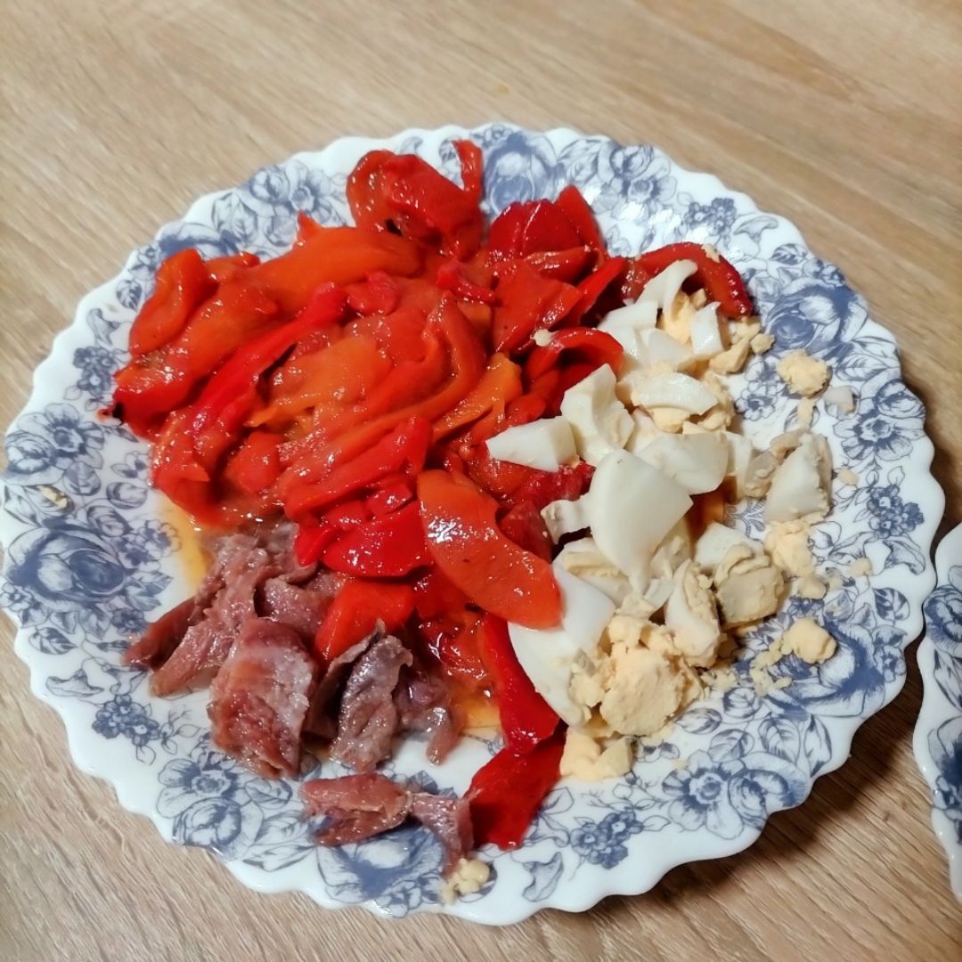 Ensalada pimientos asados, huevo duro y filetes de anchoa😋