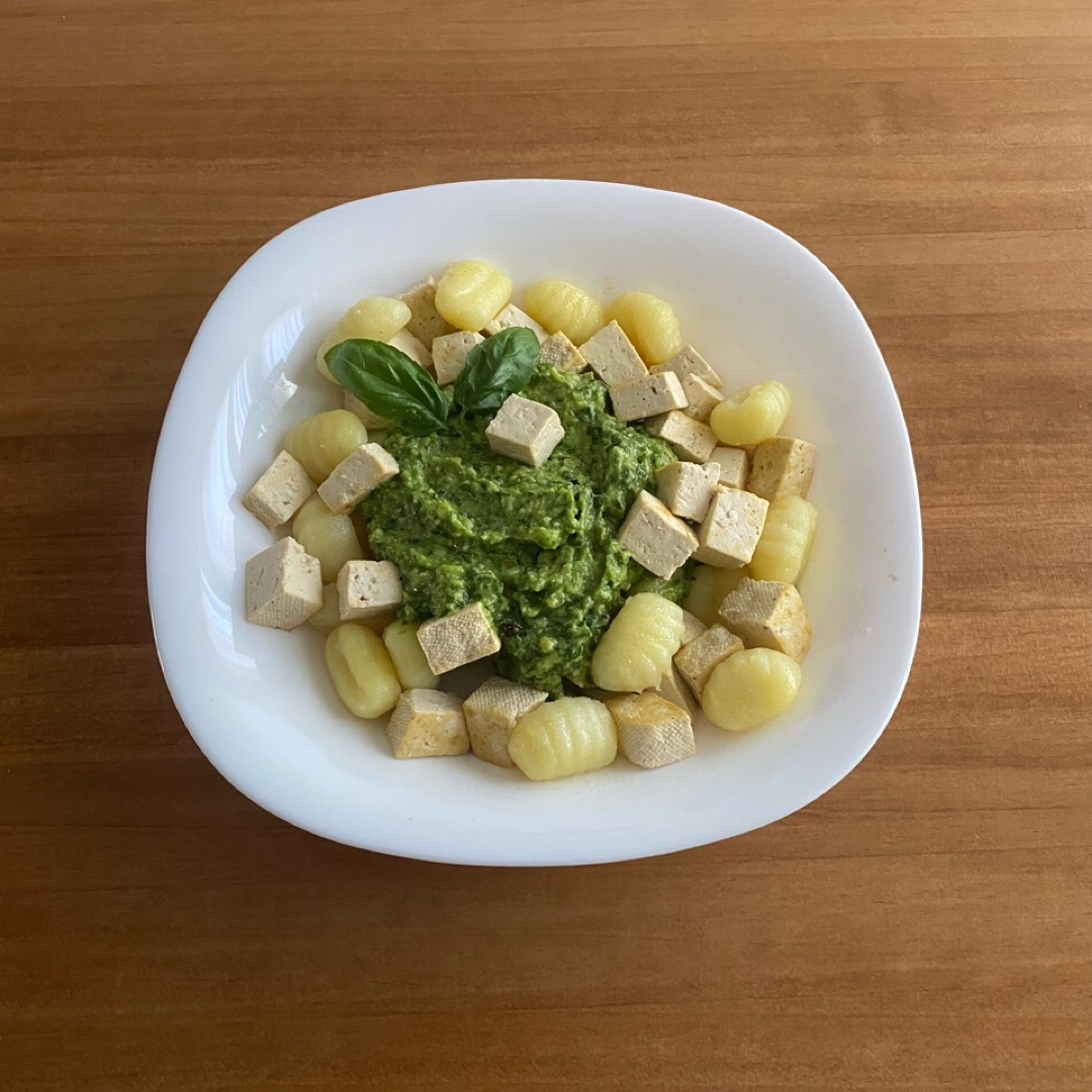 Ñoquis y tofu con pesto vegano Ñoquis y tofu con pesto vegano