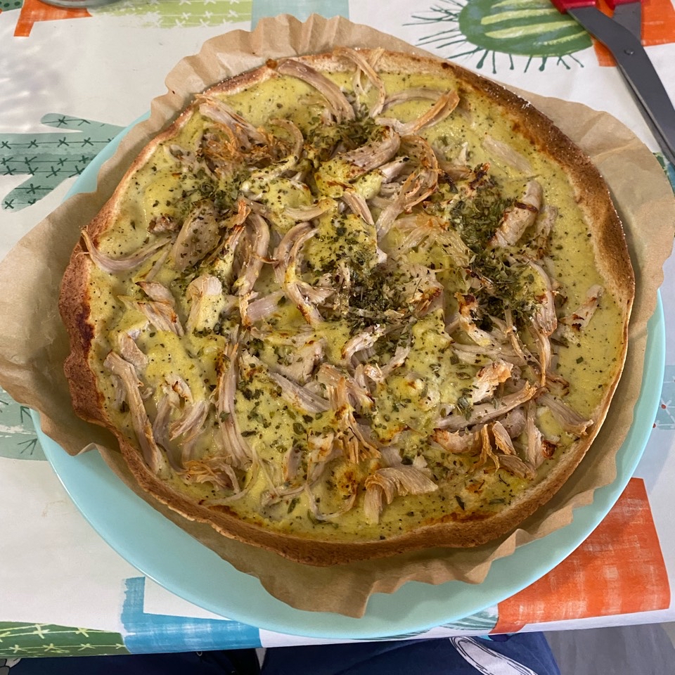 Pizza con base de avena y crema de tapin Pizza con base de avena y crema de tapin