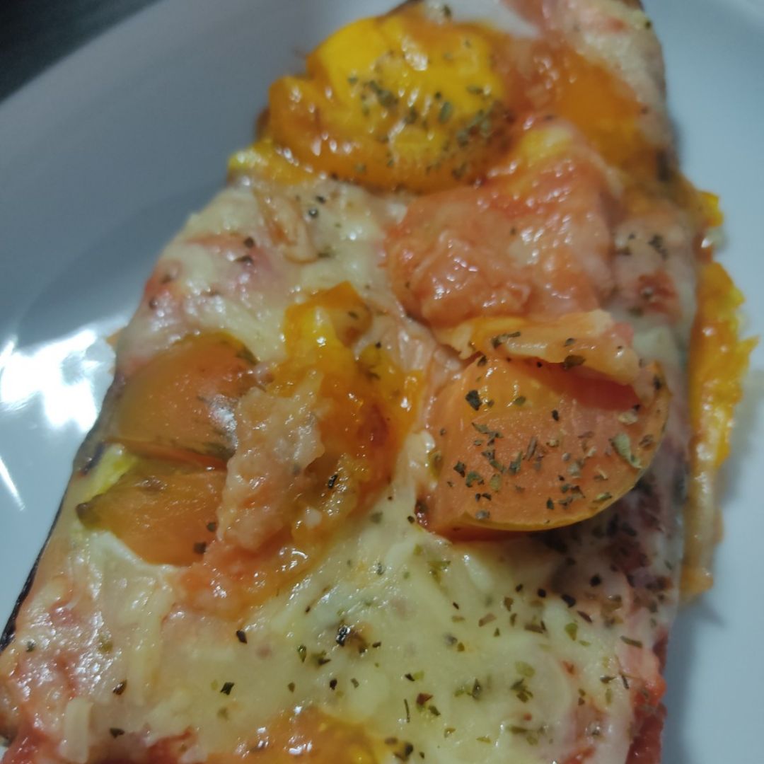 Berenjena con queso tomate natural y huevo