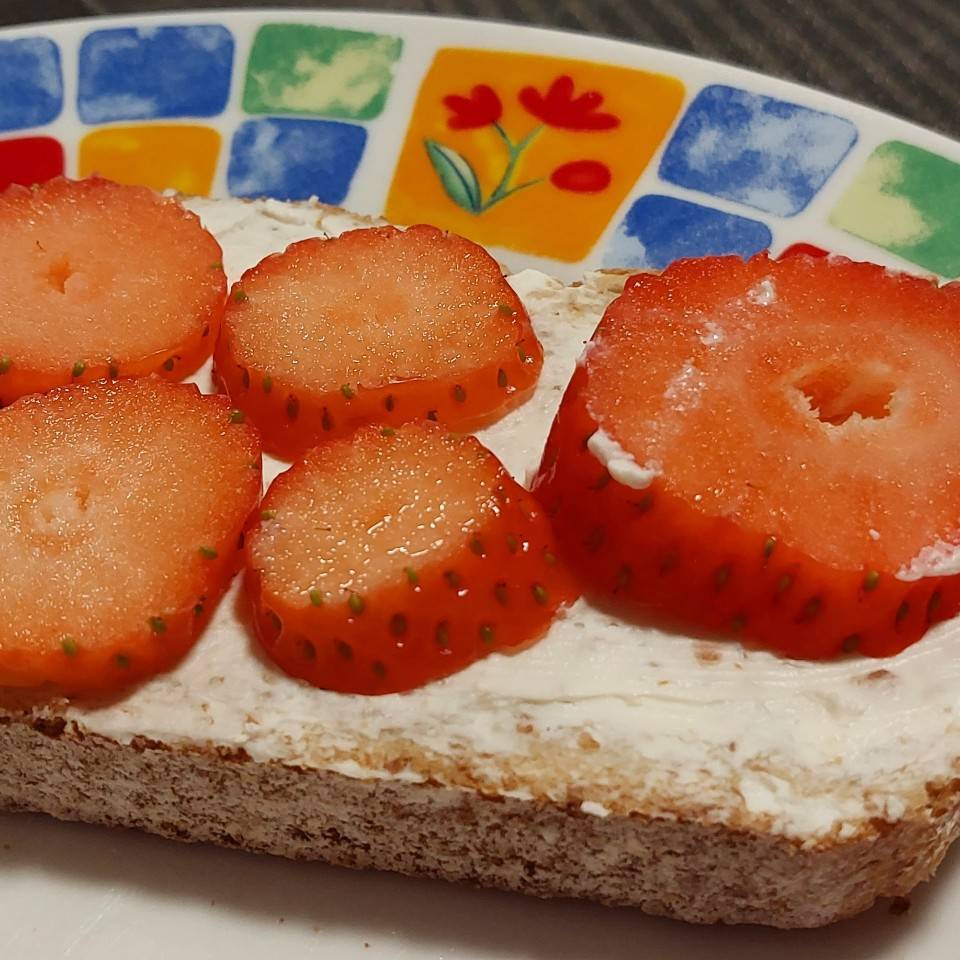 Tostadas con queso de untar y fresas Tostadas con queso de untar y fresas