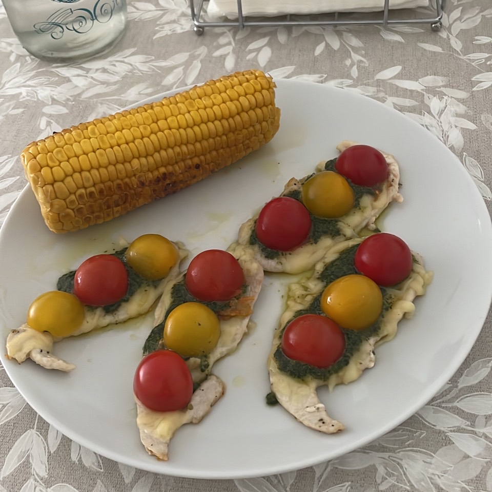 200g de pechuga, con queso mozzarella rayado, salsa pesto y tomates cherry. Acompañado de una mazorca de maíz 200g de pechuga, con queso mozzarella rayado, salsa pesto y tomates cherry. Acompañado de una mazorca de maíz
