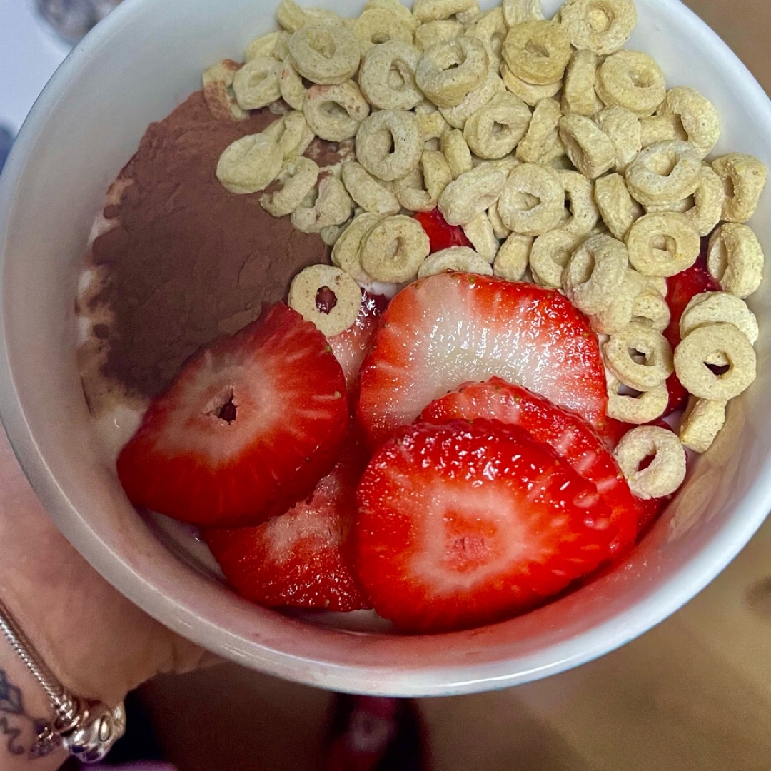 Yogur Alpro de avena + cereales crunchy de avena+ frescas y cacao puro 100% Yogur Alpro de avena + cereales crunchy de avena+ frescas y cacao puro 100%