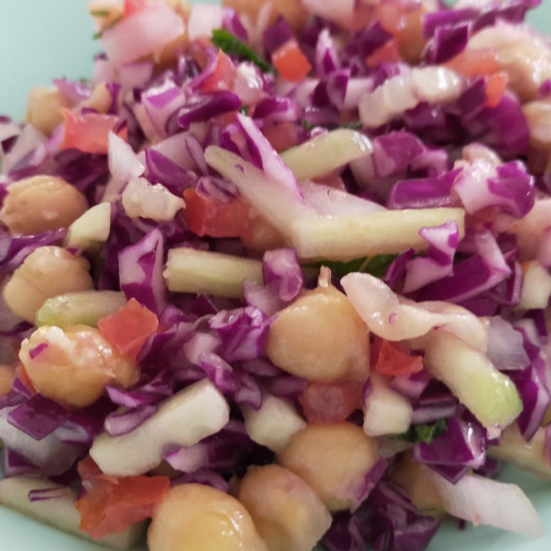Ensalada de col lombarda con garbanzos cocidos Ensalada de col lombarda con garbanzos cocidos