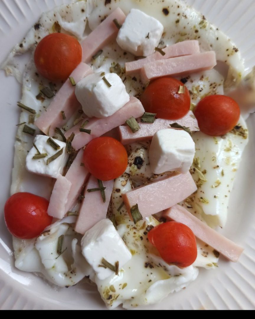 Claras de huevo con pavo, tomates cherry y queso feta Claras de huevo con pavo, tomates cherry y queso feta
