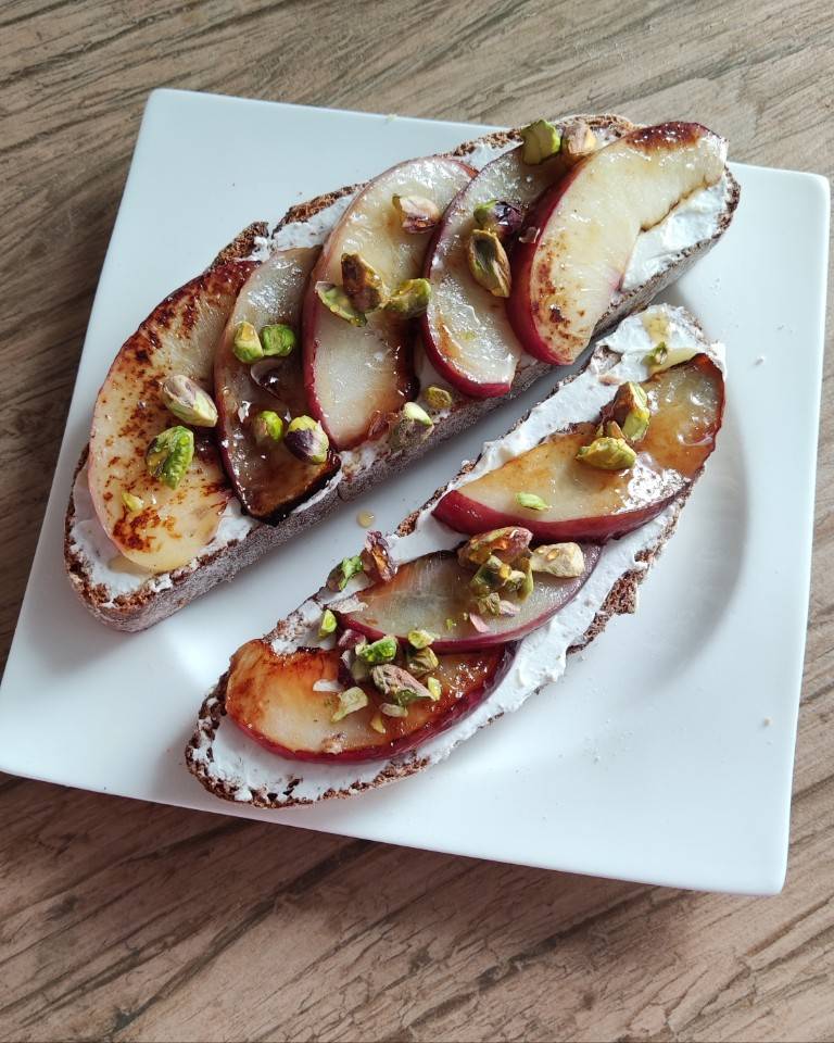 Tostadas dulces con nectarina, queso, miel y pistachos Tostadas dulces con nectarina, queso, miel y pistachos