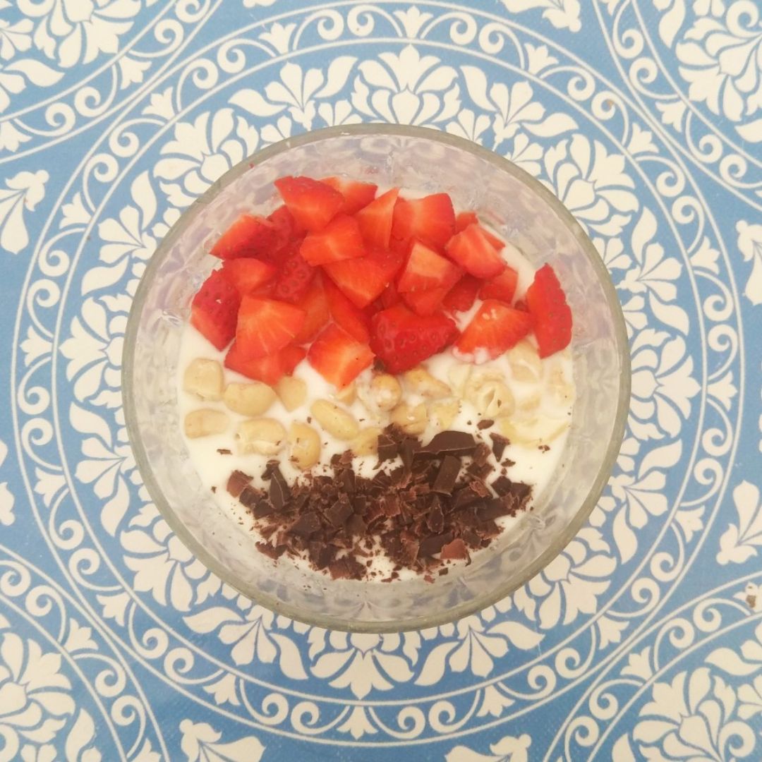 Yogur stracciatella con fresas y anacardos Yogur stracciatella con fresas y anacardos