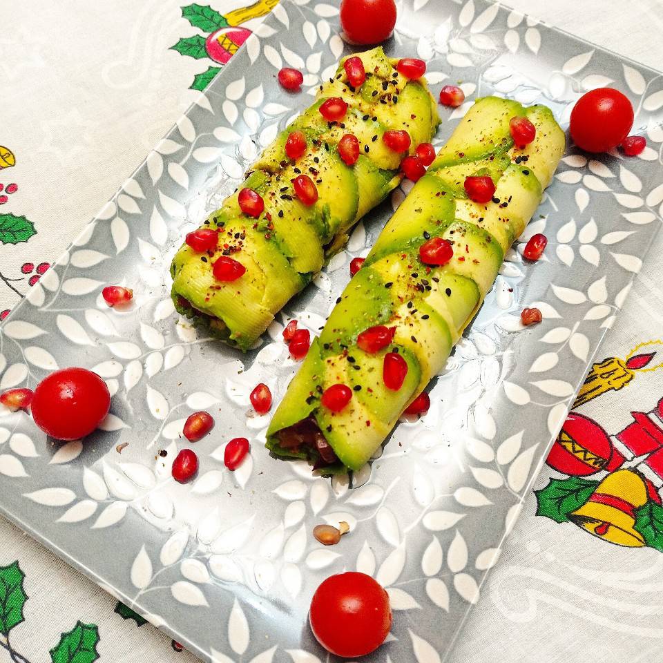 Canelones 🌯 de aguacate 🥑 rellenos de picadillo de 🥕🍅🫑 🥭y salmón 🐟