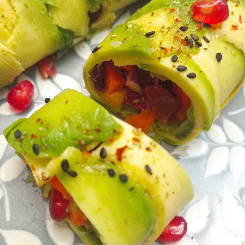 Canelones 🌯 de aguacate 🥑 rellenos de picadillo de 🥕🍅🫑 🥭y salmón 🐟