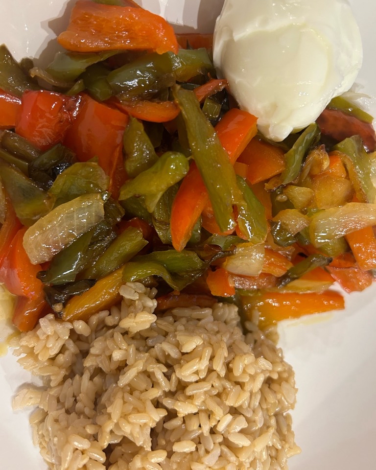 Arroz integral con pimientos y huevo duro 