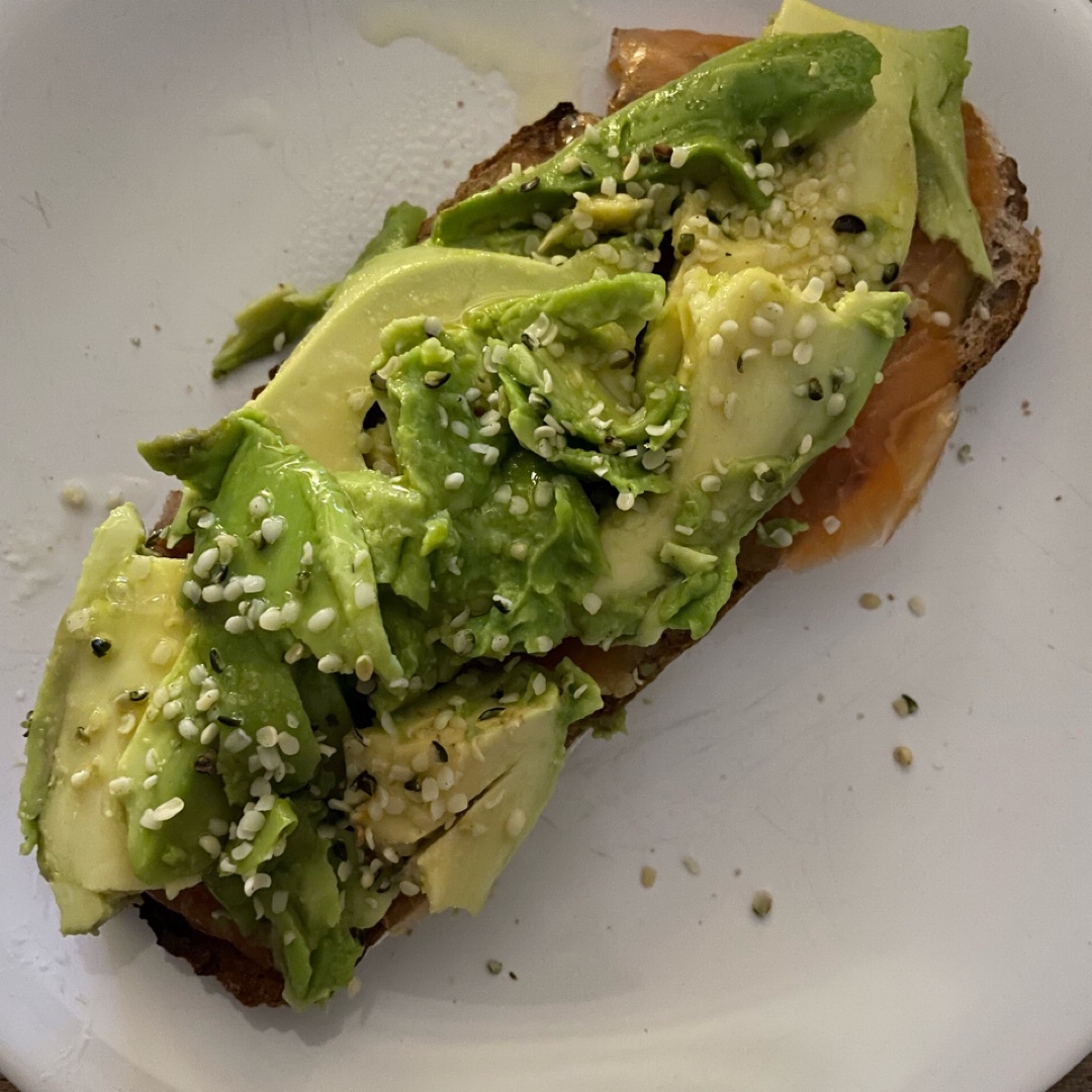 Tosta de aguacate y salmón 